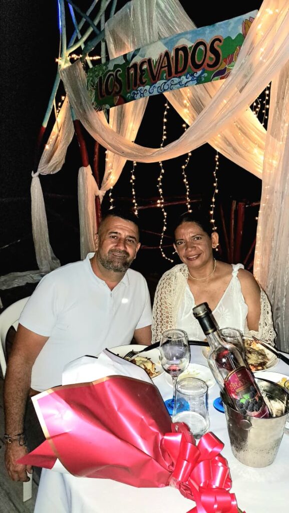 Pareja disfrutando una cena romántica en Los Nevados Ecolodge
